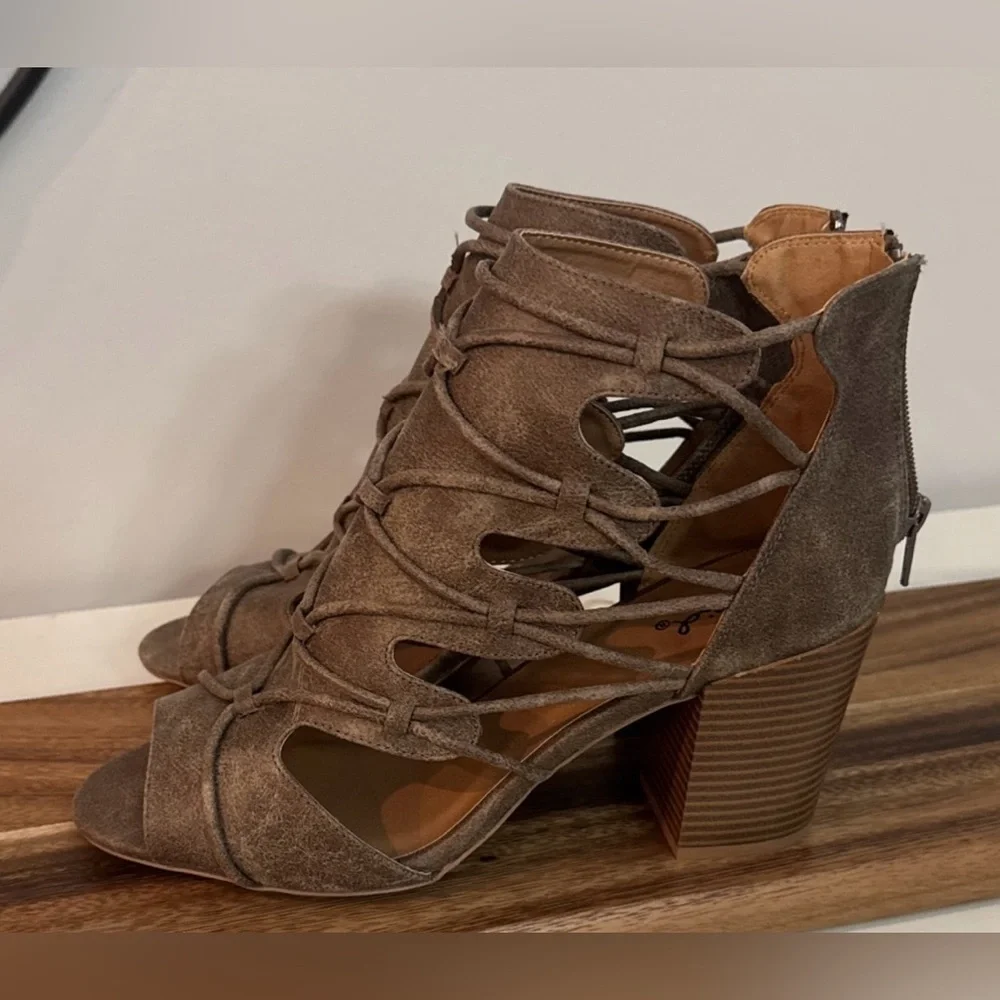 Quipid Gladiator Sandal Size 10 Peep Toe Bootie block Heel New in Box - Picture 12 of 12